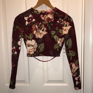 GORGEOUS crop top with open back😍🌺